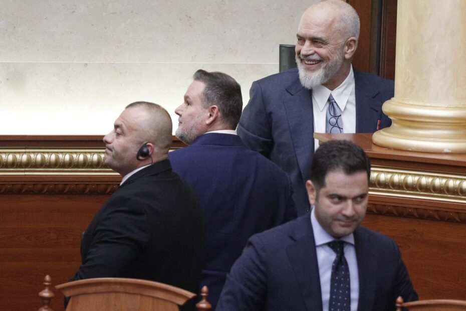 Rama largohet duke qeshur i shoqëruar nga Demo, Braçe mban kokën me dorë, Spiropali nxiton të ikë. Bardhi hedh bidonë uji, Balliu i bie borisë së kamionit – Çfarë ndodhi gjatë votimit të “Territoriales” (FOTO) 8 4db658f2 d42a 4ed7 b8d5 e2bfdfe628d0