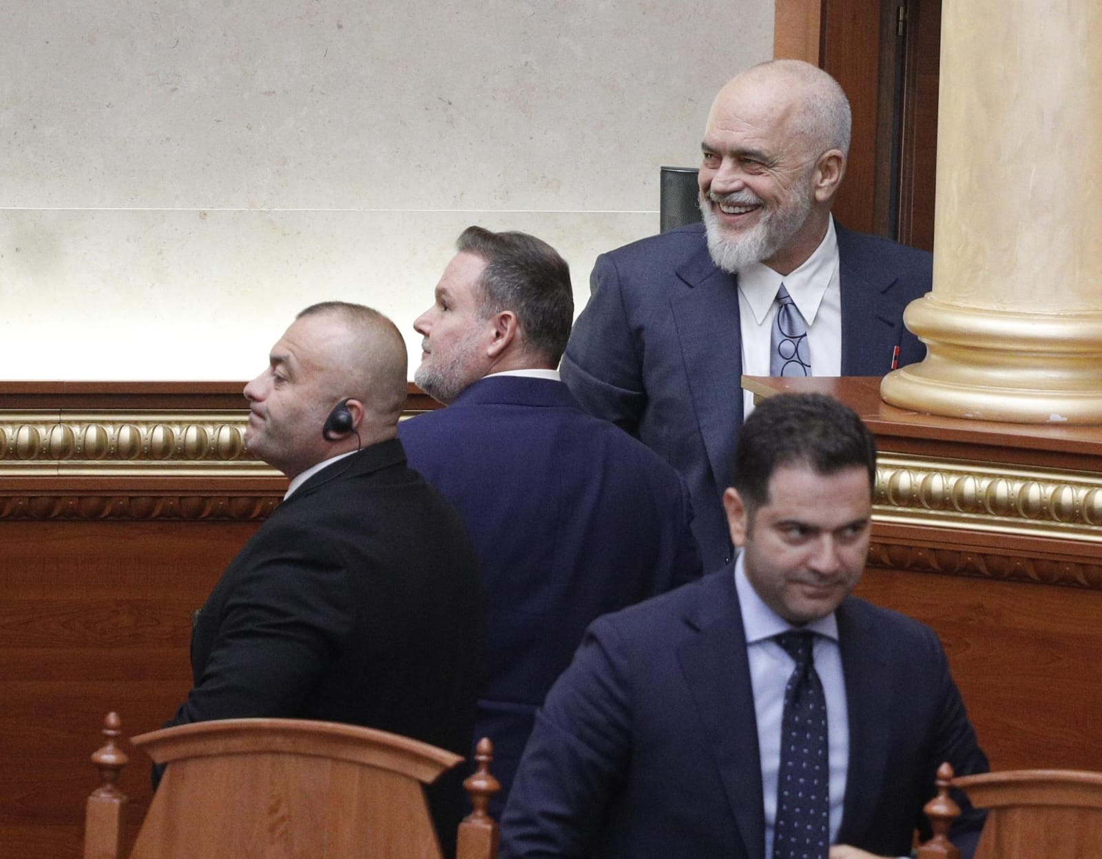 Rama largohet duke qeshur i shoqëruar nga Demo  Braçe mban kokën me dorë  Spiropali nxiton të ikë  Bardhi hedh bidonë uji  Balliu i bie borisë së kamionit   Çfarë ndodhi gjatë votimit të  Territoriales   FOTO 