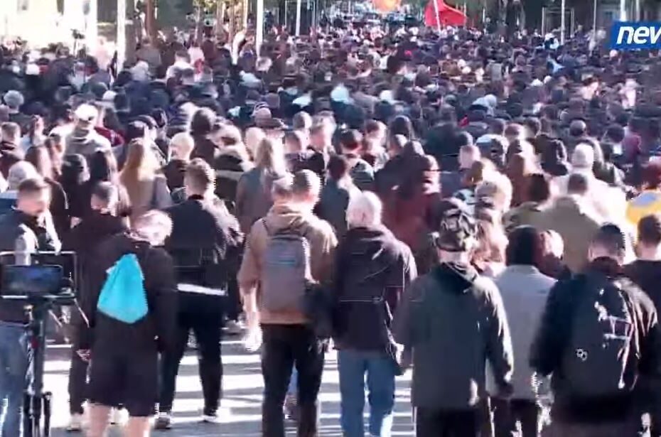 Pas përplasjeve te Ministria e Arsimit, protestuesit nisin marshimin në rrugët e Tiranës dhe nisen drejt Kryeministrisë 9 54t45t45t