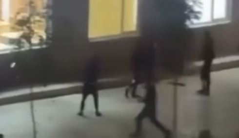Persona të paidentifikuar thyejnë xhamat e konviktit te Qyteti Studenti, frikë mes të rinjve: Nuk janë protestues! 1 56y56y56y