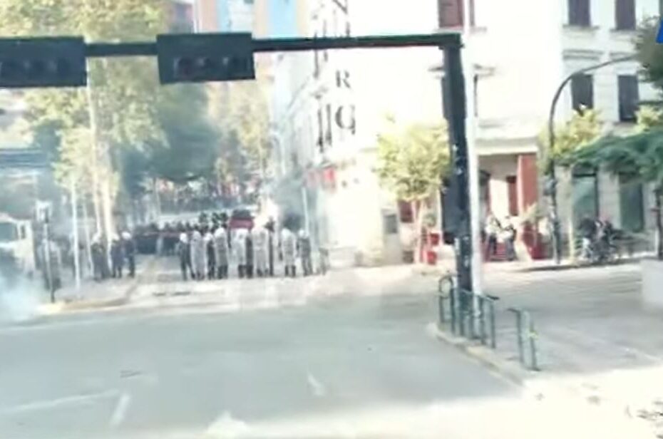 Gaz lotsjellës pa masë te Rruga e Elbasanit! Policia bllokon kryqëzimin te Xhamia e Namazgjasë 11 65u67j67