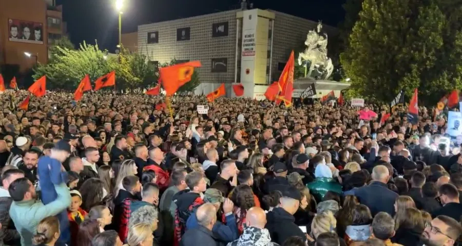 763219 Nis protestaa