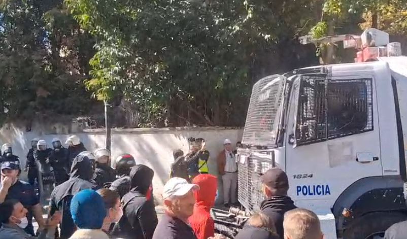 Emri/ I riu vuan nga epilepsia, mbahet në dhomat e sigurisë pas arrestimit në protestë 13 78o78o78o
