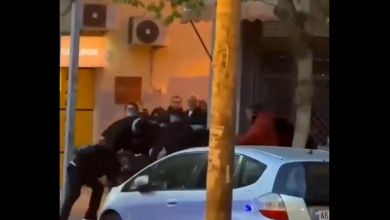VIDEO/ Pamje të rënda nga rruga ‘Mine Peza’ – Polici dhunohet nga protestuesit 3 800 0 1792344201x1792343873 protestatkunderqeverise 883