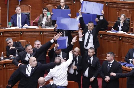  Dil jashtë ti e korruptuar  burg   Balluku shkon në Kuvend  irritohen demokratët  Bardhi e Balliu hedhin ujë e sende të forta drejt socialistëve dhe Ramës  VIDEO 