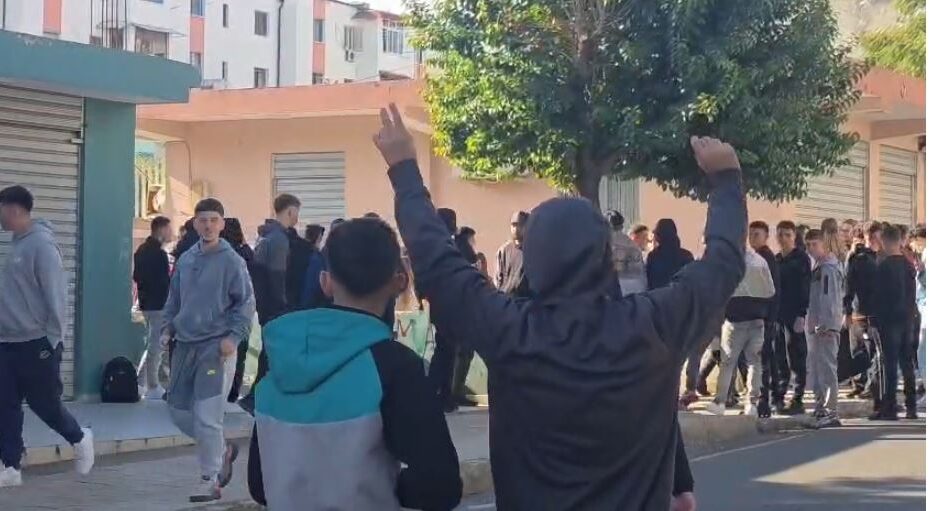Gjimnazistët e Burrelit bojkotojnë mësimin, nisin protestat: Rama jep dorëheqjen 10 Burreli1