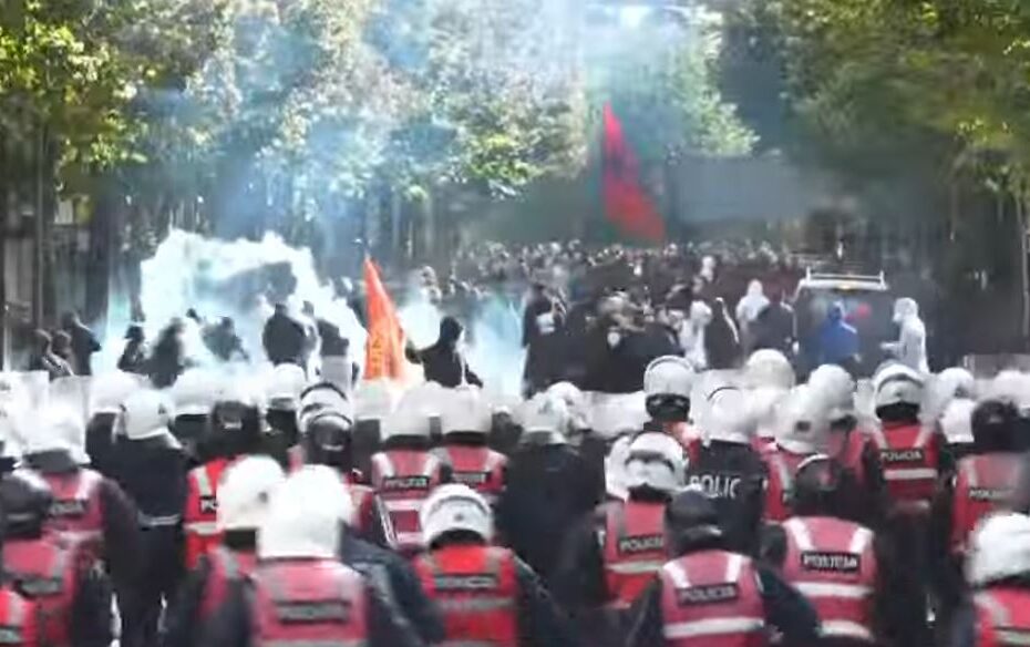 “Ju erdhi fundi!”/ Studentë dhe gjimnazistë thirrje të forta nga protesta para Ministrisë së Arsimit, policia ndërhyn me gaz lotsjellës 10 Capture 262