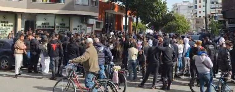 Tensionet në Elbasan, qytetarët protestë para komisariatit në mbështetje të personave të shoqëruar 6 Capture 267