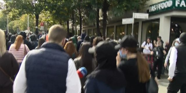 “Vetëm para pak muajsh menduam të largoheshim nga Shqipëria”/ E reja “shpërthen” në protestë: Kemi frikë të jetojmë në vendin tonë! Nuk përballojmë dot jetën 5 Capture 268