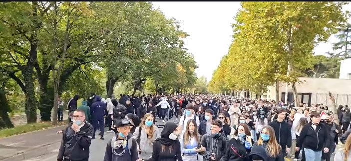 “Ju erdhi fund”/ !Bulevardi plot! Studentë dhe gjimnazistë marshojnë drejt Kuvendit, u venë flakën koshave 3 Capture 272