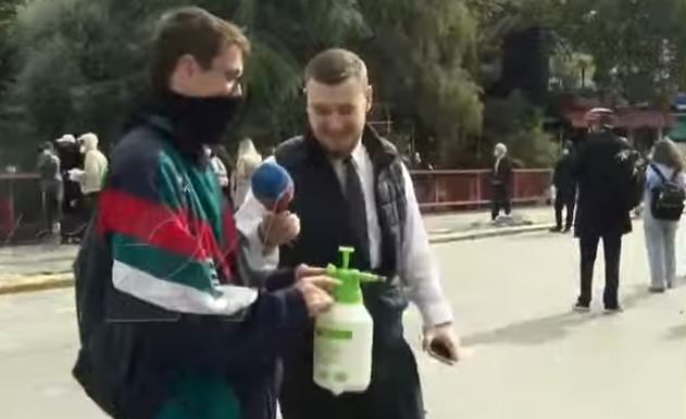 Të rinjtë gjejnë zgjidhje për efektet e gazit lotsjellës, mbushin pompën e spërkatjes me solucion fiziologjik: Na ndihmon me pasojat e gazit lotsjellës 1 Capture 274