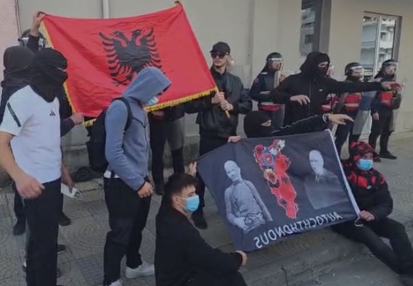 “Rama në burg, Berisha në burg”/ Të rinjtë në Shkodër stacionohen para selisë së PS, thirrje kryeministrit: Jep dorëheqjen! 14 Capture 278