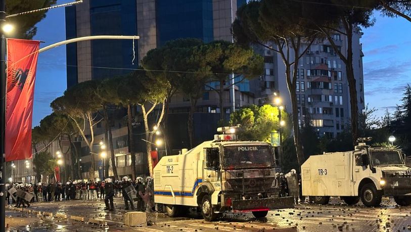 “Molotovë, gaz lotsjellës, plumba gome dhe flakë”, DW: Përplasjet në ditën e pestë të protestës, më të ashprat! Dhjetëra të lënduar 9 Capture 350
