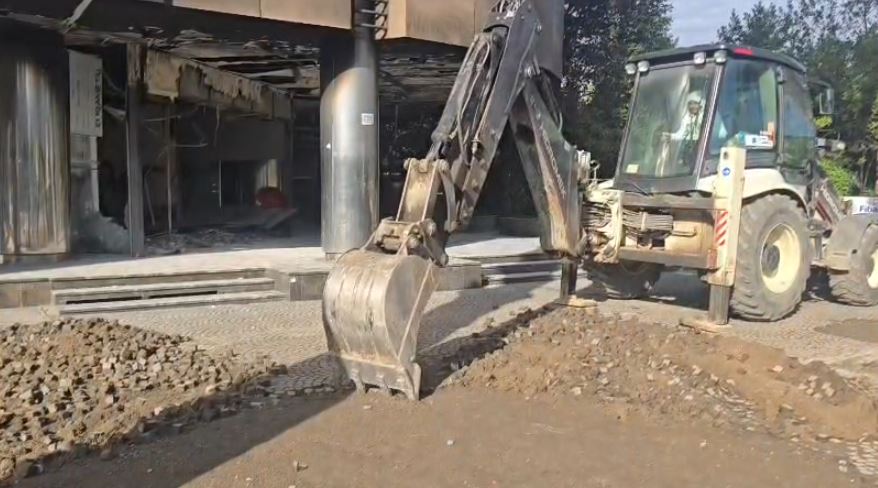 Paralajmëroi shtim të dhunës policore ndaj protestuesve, Rama merr vendimin drastik, nxjerr fadromat dhe “zhvesh” bulevardin nga gurët 2 Capture 353