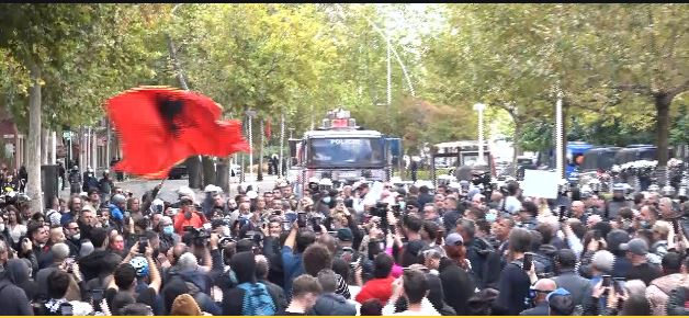 Refuzojnë kërkesën e Ramës për dialog dhe kërkojnë dorëheqje/ Pas pedagogëve edhe mjekët në mbështetje të protestës së studentëve 10 Capture 502