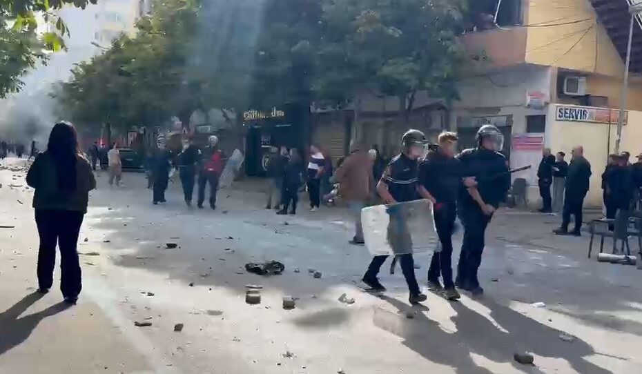 Përleshje me policinë pranë Drejtorisë së Policisë së Durrësit, 10 të shoqëruar, 5 efektivë në spital 7 Durres 1