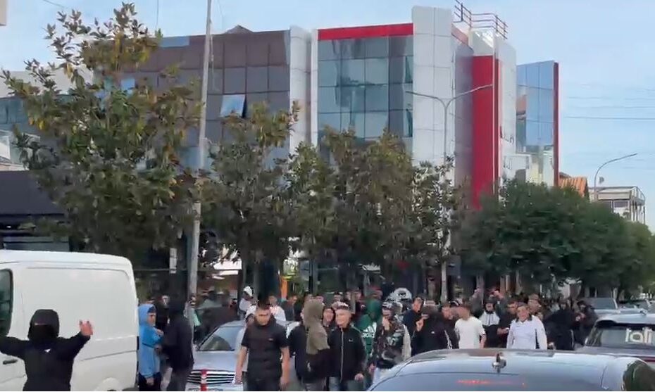 Revolta përhapet në Fushë Krujë! Nxënësit e gjimnazit “Shotë Galica” nisen drejt Tiranës 4 Fushe Kruje1