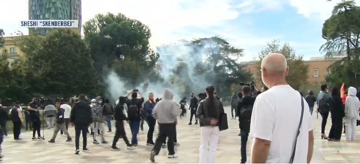 Protestuesit gurë në Bashkinë e Tiranës! Policia hedh gaz lotsjellës. Tentojnë të ndërhyjnë, por… 9 HIDHET GAS