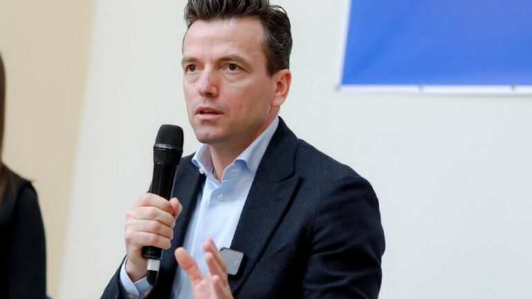 Begaj takim me protestuesit për zgjedhje të parakohshme  Agron Shehaj  Protesta duhet të vazhdojë  Rama të largohet pa kushte