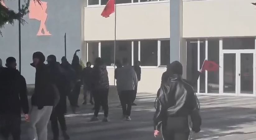 Të rinjtë e Korçës në protestë! Nxënësit ishin mbyllur brenda, protestuesit thyejnë derën e gjimnazit “Themistokli Gërmenji” (VIDEO) 14 Korce 1