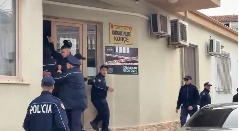 Pas protestës masive, shoqërime të dhunshme të të rinjve nga policia në Korçë 5 Korce11