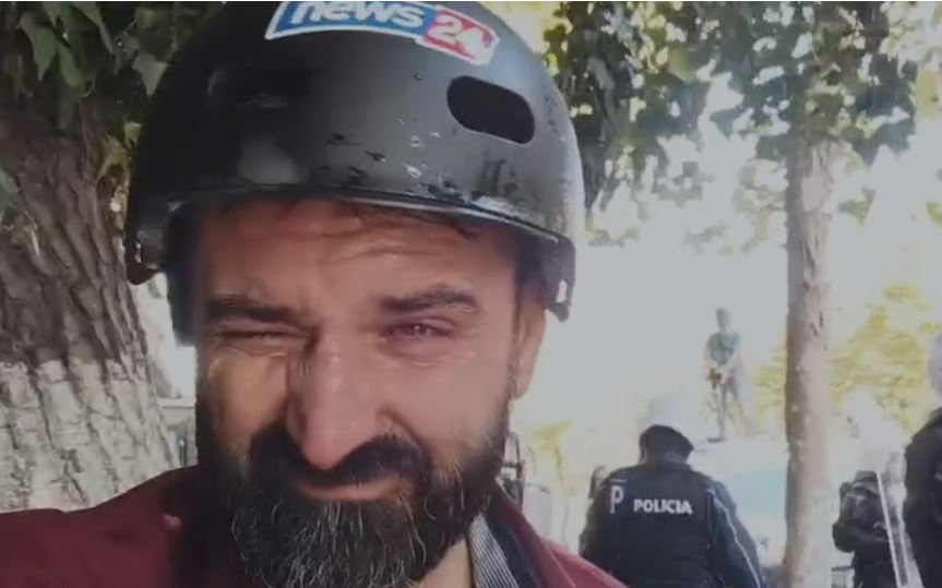 Po filmonte shoqërimin e protestuesit, policia sulmon me spraj me piper gazetarin e News24, Marsel Rupi 12 MAREL RUPI