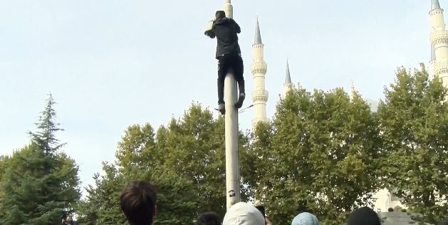 Protestuesi si ‘spiderman’, hipen në majë të shtyllës së ndriçimit dhe thyen kamerën e sigurisë 11 NGJITET NE SHTYLLE