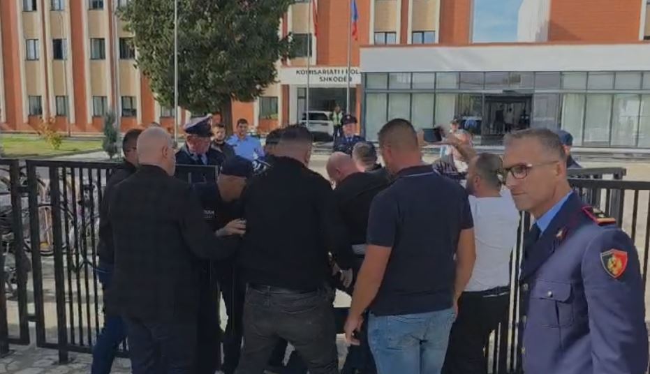 Përplasja me protestuesit, komandanti i forcave të rendit në policinë e Shkodrës dërgohet për mjekim te Trauma 1 POLICI RROHET DHE QYTETARI