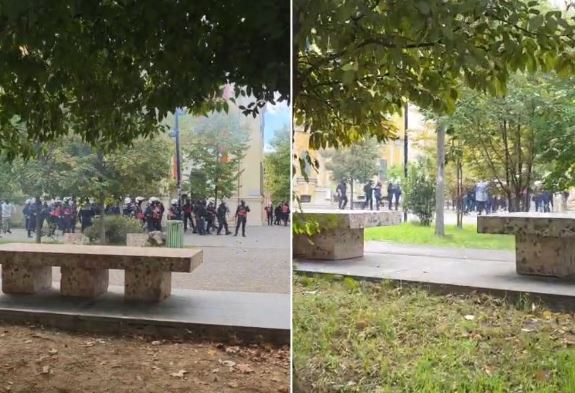 E paprecedentë/ Efektivët gjuajnë me gurë protestuesit pranë selisë së PS-së 6 POLICIAA