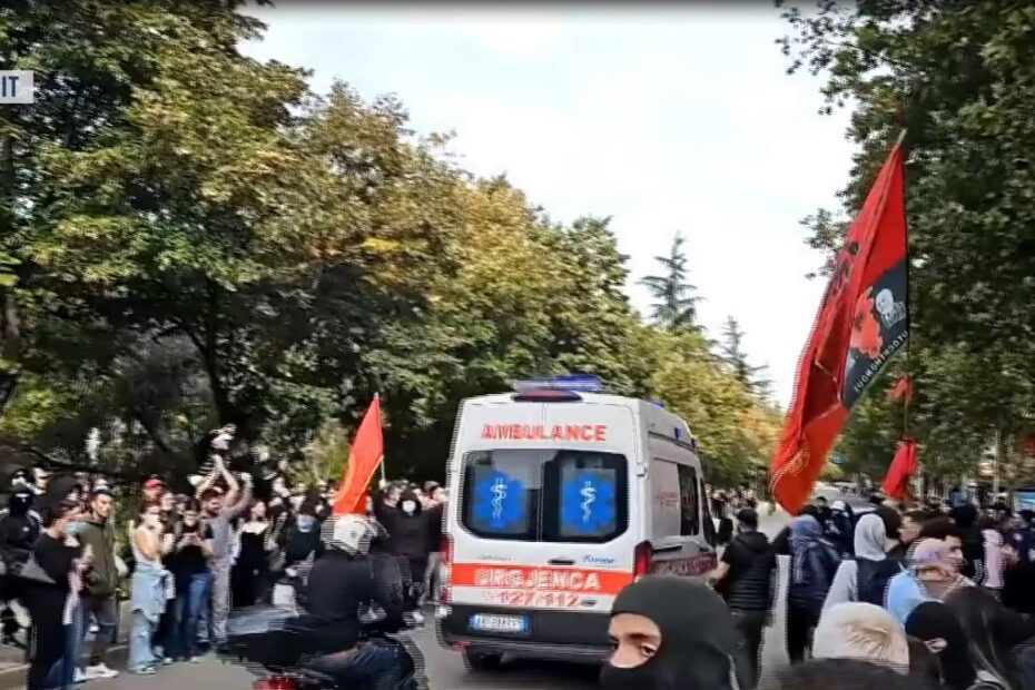 Protesta në Tiranë! Protestuesit i hapin rrugën autoambulancës te Rruga e Elbasanit 12 PROTESTA HEPET RRUGA