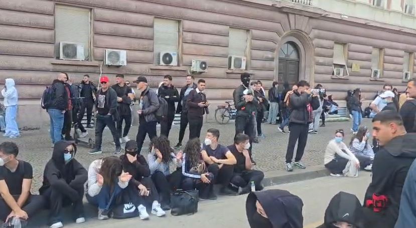 Nga ironia me trenin te moltoja me reçel, studentët i dedikojnë Ramës një këngë të re 7 Protesta 29