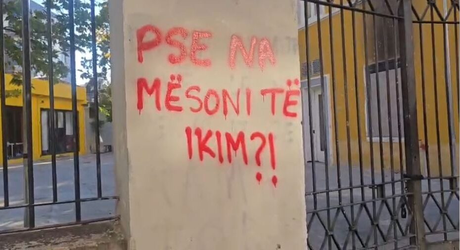 “Pse na mësoni të ikim”/ Grafiti i veçantë i studentëve para Ministrisë së Arsimit 13 Pse na mesoni te ikim1