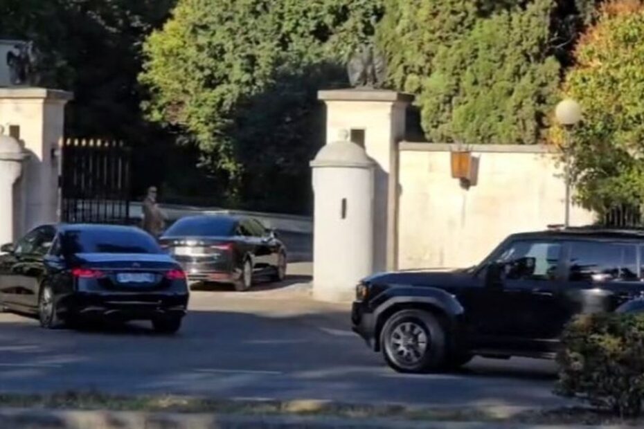 Një ditë pasi kërkoi shkarkimin e të gjithë drejtorëve, Rama mbledh ministrat dhe drejtuesit politikë te “Vila e Kuqe” 11 Rama mbledhje vila e kuqe pallati i brigadave
