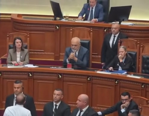 85 vota për “Territorialen”/ Braçe dhe Spiropali nuk dalin nga rreshti, Balluku shfaqet në Kuvend pas disa javësh. Llogaritë e Ramës dhe frika nga rrjedhja e votave 12 Rama ne Kuvend