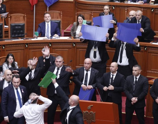  Dil jashtë ti e korruptuar  burg   Balluku shkon në Kuvend  revoltohen demokratët  Bardhi e Balliu hedhin ujë e sende të forta drejt socialistëve dhe Ramës  VIDEO 