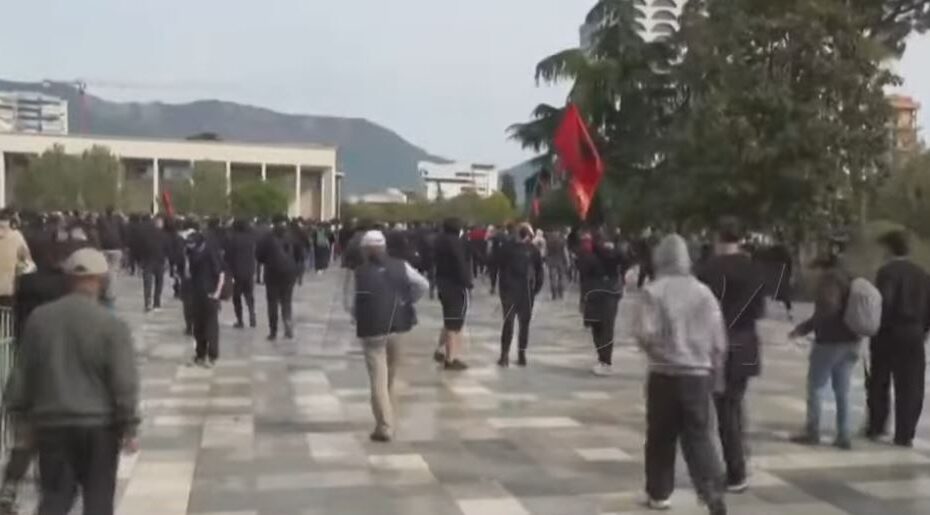 “Ju erdhi fundi, dorëheqje!”/ Nuk ndalet revolta, studentët dhe gjimnazistët marshojnë në sheshin “Skënderbej” 11 Shehsi skenderbej
