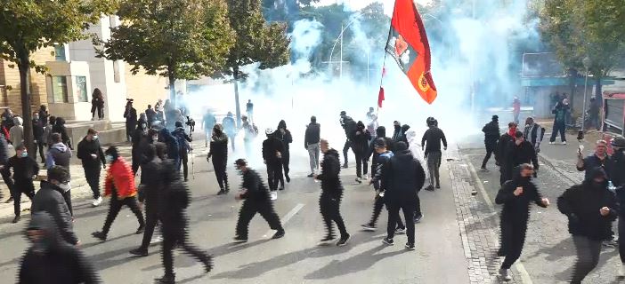 Live minutë pas minute! Tensione te Banka e Shqipërisë, hidhet gaz lotsjellës, policia bëhet gardh te selia e PS-së 15 TENSIONE TE BANKA