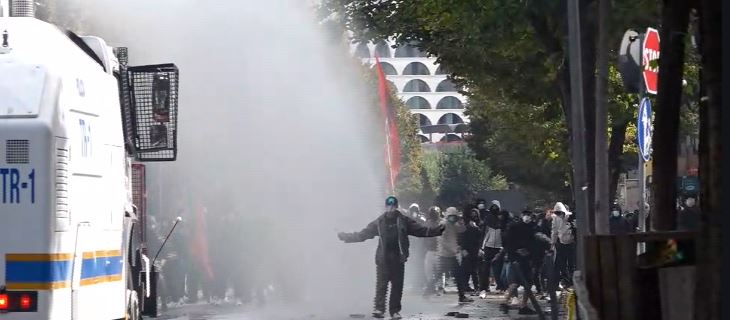 Të rinjtë sfidojnë autobotin/ Qëndrojnë përpara efektivëve, edhe pse lagen me ujë 8 UJI ME PRESION