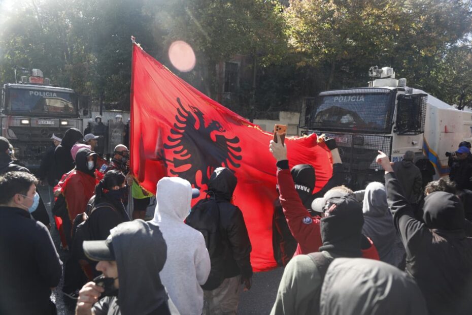 Momente emocioni të forta në protestë/ Qytetarët rrëfejnë dramat e tyre para kordonit policor, efektivët përloten dhe bëjnë mbrapa 10 WhatsApp Image 2026 10 16 at 15.14.30