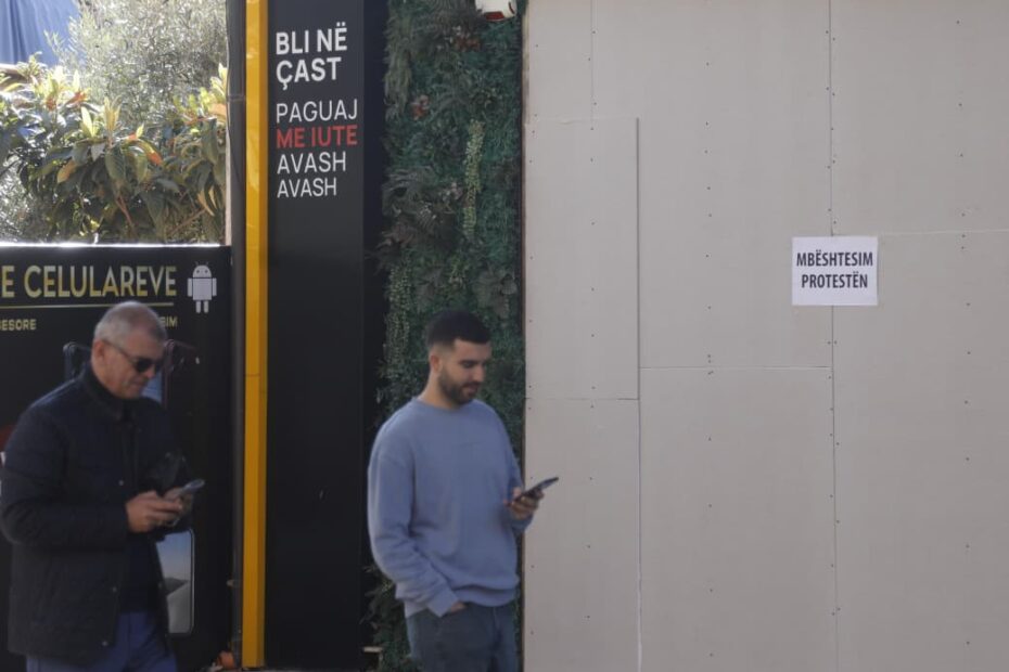 FOTOLAJM/ Bizneset ulin qepenat gjatë protestës, mesazh qytetarëve: Jemi me ju! 8 WhatsApp Image 2026 10 16 at 15.34.57 2