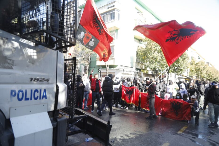 Pamjet e dhunës ndaj të rinjve në protestë, pezullohen nga detyra dy efektivët e Komisariatit Nr.3 6 WhatsApp Image 2026 10 16 at 16.12.01