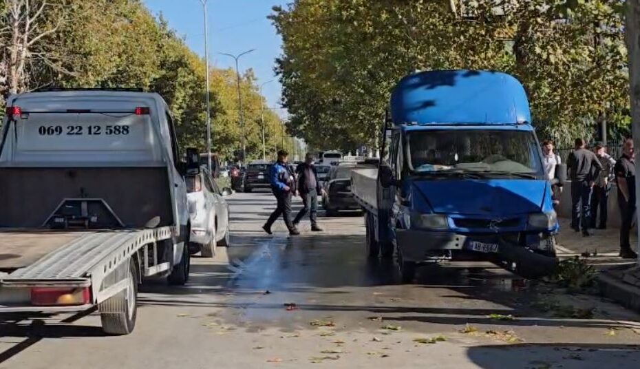 Aksident në Fier/ Kamionçina del nga rruga dhe përplaset me shtyllën e ndriçimit (VIDEO) 11 aksidenti ne foer