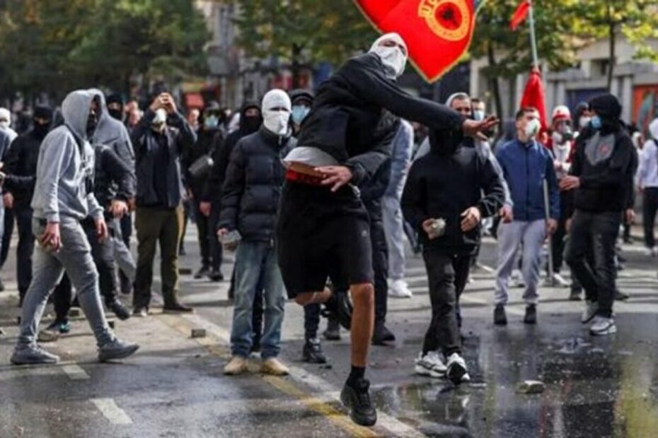 Protesta e të rinjve/ 5 persona paraqiten te Trauma, mes tyre edhe të mitur e kalimtarë 3 albania protests