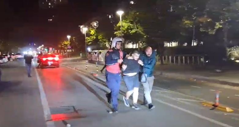 Dhjetëra efektivë ndjekin me vrap të rinjtë, arrestime masive pas revoltës së studentëve, të rinjtë goditen barbarisht nga policia 11 arrestime dhuna