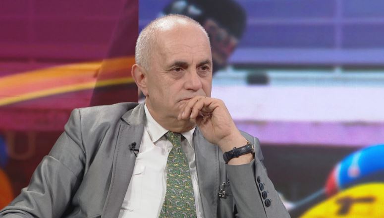 “Autokratët injorantë, propagandë për të mbrojtur vjedhjen në grup”/ Artan Fuga ironizon krahasimin e protestave në Shqipëri me ato në Evropë: Si Enveri që barazonte Gradishtën me Parisin! 12 artan fuga 1