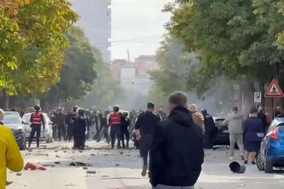 Përshkallëzohen tensionet nga tubimi në Durrës, protestuesit përplasen me policinë 3 dures ss