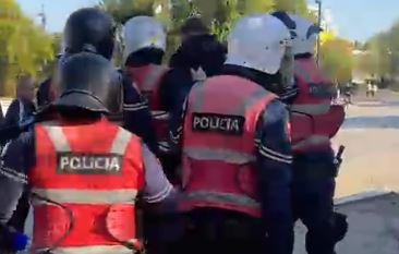 Pas premtimit të Ramës për 2500 euro shpërblim, policia nis zbatimin e dhunës! 8 efektivë me një protestues 4 ertertert 6