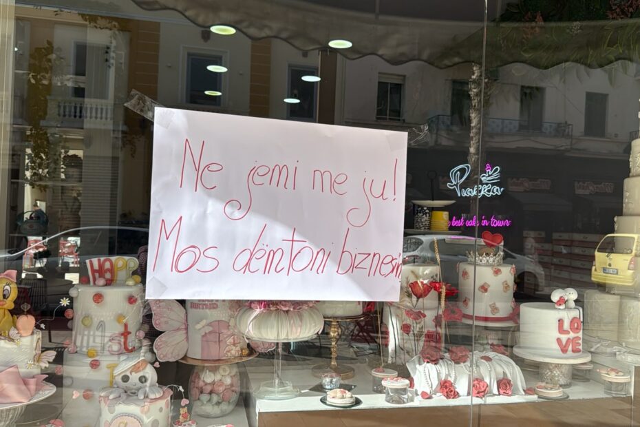 FOTOLAJM/ Biznesi në Durrës apel protestuesve: Ne jemi me ju, mos na dëmtoni! 6 f625d75b b3ae 434d 9a09 1e6d94c22c4a