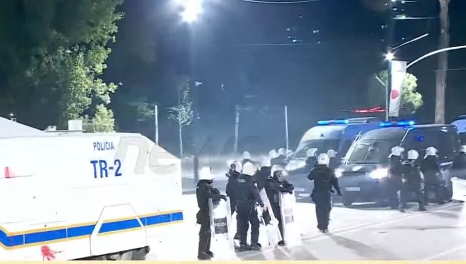 Kryeqyteti në flakë, revolta studentore ‘merr në kontroll’ Tiranën! Zjarr koshave të plehrave dhe disa institucioneve! Forca policie, gaz lotsjellës dhe autobotë uji gjatë protestës 7 forca te policie