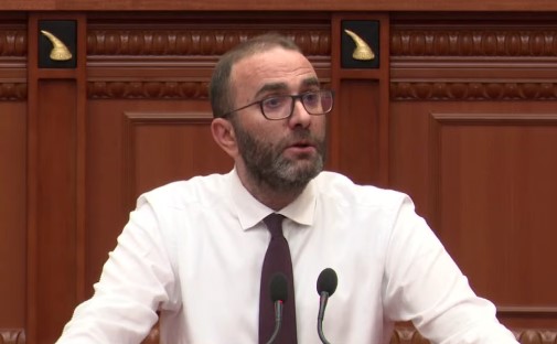 “Dolët kundër, tani thoni se do të votoni pro”/ Bardhi “shpërthen” ndaj socialistëve: Jeni thjesht 84 “Diella” që ju kurdis Rama dhe ngrini kartonin sipas interesit të tij 14 gazment bardhi 1